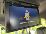 【フリップダウンモニター】大画面モニターで後席でもエンタメをお楽しみいただけます。小さなお子様にも大人気の装備です♪