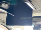 【12.8型フリップダウン】大画面モニターで後席でもエンタメをお楽しみいただけます。家族や友人とお出かけする機会が多い方に大人気です♪