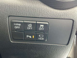 運転席横でアイドリングストップなどスイッチを搭載しています。