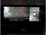 パノラミックビューモニター。車両を上から見たような映像を表示。運転席から目視しにくい車両周囲の状況をリアルタイムで確認できます。