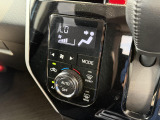 【オートエアコン】一度お好みの温度に設定すれば、車内の温度を検知し風量や温度を自動で調整。暑い&hellip;寒い&hellip;と何度もスイッチ操作をする必要はありません。快適な車内空間には必須の機能ですね♪