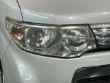 ディスチャージヘッドライト搭載でしっかり明るく照らしてくれるので、夜間走行や不慣れな道でも安心です。