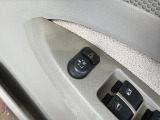 狭い駐車場で便利な電動格納ドアミラーが付いています。