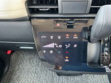 タブレット端末のようなタッチパネル式のオートエアコン採用。凹凸のない滑らかな表面で操作感を高めています。