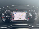 スピードメーターなどの運転に必要な計器とともに、オーディオ・電話の操作画面などを表示。レイアウトはステアリングスイッチで切り替えでき運転に集中しながら必要な情報を瞬時に得ることが可能。
