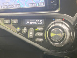 【オートエアコン】一度お好みの温度に設定すれば、車内の温度を検知し風量や温度を自動で調整。暑い&hellip;寒い&hellip;と何度もスイッチ操作をする必要はありません。快適な車内空間には必須の機能ですね♪