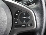 【アダプティブクルーズコントロール】ステアリングのスイッチを操作するとミリ波レーダーで先行車との距離を測定。設定を適切に保ちながら加速・減速、さらに停止まで自動に追従します。