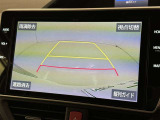 後方の見える安心をお届けするバックガイドモニター付:バックするときのアシストラインもあって楽々バック!車庫入れや縦列駐車をサポートし、苦手な駐車も安心です!今やもう手放せない装備ですネ♪