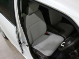 程よい硬さとホールド性が高いシートで長時間運転も快適です。