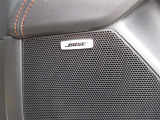 BOSEサウンドシステムを搭載。「良い音を出す」ではなく、その車種のごとに特徴を計算(車種専用設計)し、「反響音」を作り出すことによってどの座席でも自分中心で音が聴こえ、「心地よい空間」を作り出します。