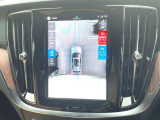 【360&deg;ビューカメラ】4台の高解像度カメラで360度の鳥瞰図を表示。隣の車や壁、死角にある障害物などを画面で確認できるため、狭いスペースでの駐車・出入りも安心です。