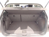 荷室は荷物を隠せるトノカバー付!充分な荷室の広さです!