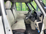 運転席まわりには十分なスペースがあり、大柄な方でもゆったり運転していただける環境です。