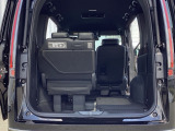 運転席周りです。カップホルダーや小物の収納などは必須ですよね!!使い勝手の良いつくりになっております!!