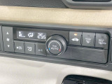 【オートエアコン】一度お好みの温度に設定すれば、車内の温度を検知し風量や温度を自動で調整。暑い&hellip;寒い&hellip;と何度もスイッチ操作をする必要はありません。快適な車内空間には必須の機能ですね♪