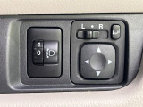 【電動格納ミラー】サイドミラーは電動格納式となっており、狭い駐車場でもキズがつくリスクを抑えられます。