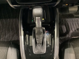 「e:HEV」は、モーター走行を中心にしながら電気エネルギーやエンジン動力を最も効率よく使い分けることができる賢いハイブリッドシステムです。サイドブレーキはスイッチ操作の電子制御パーキングブレーキです