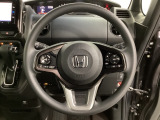 ハンドルにHondaセンシング系のクルーズコントロールやレーンキープアシストなどのスイッチと、オーディオの操作スイッチが装備されています。ハンドルから手を離さず安全に操作できます。