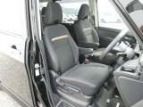 乗り込みやすく、視界の高い運転席です。前席&セカンドシートにはシートヒーターが付いています。寒冷地仕様(ホットプラスパック)です。