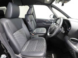 ゆったり室内で運転もしやすいです♪使い勝手の良い配置も考えられています!!