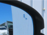 【ブラインドスポットモニター】後方を走る車を確認するための機能です。センサーによって周囲の車両を検知して、ドライバーに伝えてくれるものです。後方にある車両を検知することで、事故を防ぐ確率を高めます。