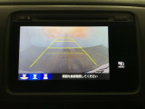 【バックカメラ】運転が苦手な方も車庫入れラクラクです!ギアをリバースに入れれば自動的に切り換わりますので、面倒な操作は不要です♪狭い駐車場もお車を傷つけず安心ですね!