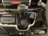 CVT車のセレクトレバーです。低速から高速まで、変速ショックのないスムーズな走りを実現するとともに、エンジン効率のよい領域を維持することで燃費にも貢献します。