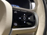 【ステアリングスイッチ】運転中、前方から目線をそらさずにオーディオ等の操作ができるよう、適切に配置されたスイッチ類。安心&快適なドライブを演出してくれる便利な機能です。