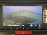【バックカメラ】運転が苦手な方も車庫入れラクラクです!ギアをリバースに入れれば自動的に切り換わりますので、面倒な操作は不要です♪狭い駐車場もお車を傷つけず安心ですね!