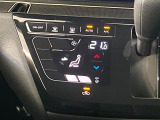 【オートエアコン】一度お好みの温度に設定すれば、車内の温度を検知し風量や温度を自動で調整。暑い&hellip;寒い&hellip;と何度もスイッチ操作をする必要はありません。快適な車内空間には必須の機能ですね♪