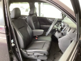 フロント広々、ベンチシートの運転席は、ハイトアジャスターが付いているので、快適にドライブができます。ハンドルはチルトステアリングで、ハンドル位置を上下に調節できます。