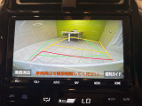 【バックガイドモニター】車両後方の映像がナビに表示して、補助線も出ます。車庫入れもラクラク♪