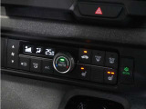 【オートエアコン】温度を設定すれば自動で快適な車内温度を保ちます。エアコン内部の高性能脱臭フィルターで車内のアレルゲンや花粉を除去。