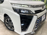 【LEDヘッドライト】悪天候や夜間走行時も良好な視界を確保し安心して運転できる高輝度LEDヘッドライトを装備!点灯速度が早く、消費電力も抑えられています。