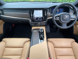 ボルボが誇るフラッグシップワゴン「V90」のクロスカントリーモデルが入庫しました!ラグジュアリーな室内空間と上質な走行性能によって乗る人すべてを虜にします♪もちろん、先進安全機能は標準装備!