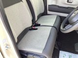 フロントシートです!!ベンチシートなので座席の移動もスムーズに出来ます!!足元も広く運転も楽ですよ!!