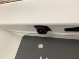 ステアリングの裏側、左右にパドルシフトがついています。右が+、左が-の操作でシフトチェンジを行い、エンジンブレーキなどのマニュアル操作ができます。