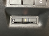ハンドルの右下にETCがついています。高速道路の料金所の通過も楽々です!。 カードの取り出しもしやすい場所についています。