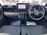 [室内]黒を基調としたシックな室内です☆落ち着いて運転して頂けます♪