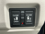 【両側パワースライドドア】両側がパワースライドドアになっており、運転席のスイッチやスマートキーでも開閉が可能です!開口部も広いので乗り降りも楽々♪