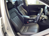 ゆったり座れる本革セパレートシートは、運転席8ウェイ、助手席4ウェイのパワーシートです。