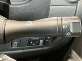 車外の明るさに応じでライトを点灯、消灯してくれるオートライト機能です☆お天気の良い昼間のトンネル走行などオートにしてると便利で安心です☆エンジン停止時にライトの消し忘れも無くなります☆
