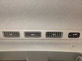 ルーフ前方にリアクーラーを装備しています。エアコン操作スイッチとダクトがついていますので、2列目・3列目にお乗りの方も快適に過ごせます。
