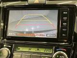 車庫入れなど後進運転時に死角をモニターで確認ができて安全です♪ ステアリング操作の参考になるガイド線も表示しますので車庫入れがニガテな方も安心ですネ!