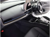 スタイリッシュなデザインのインパネ。各操作スイッチは使いやすい位置に配置されてます。
