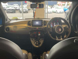 丸みのあるFIATらしいデザインに、Sグレードのスポーティな黒基調が組み合わさり、可愛さと力強さが共存する室内空間。