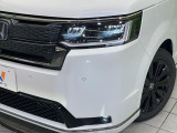 【LEDヘッドライト】悪天候や夜間走行時も良好な視界を確保し安心して運転できる高輝度LEDヘッドライトを装備!点灯速度が早く、消費電力も抑えられています。