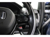 Hondaセンシングの機能のひとつ、アダプティブクルーズコントロール付!アクセルから足を離しても設定したスピードと前車との車間を保ち走行してくれます!車線維持もアシスト☆高速道路で疲労軽減ですね☆