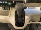 CVT車のセレクトレバーです。低速から高速まで、変速ショックのないスムーズな走りを実現するとともに、エンジン効率のよい領域を維持することで燃費にも貢献します。
