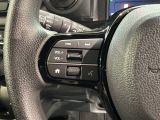 ステアリングにオーディオ操作スイッチが付いています。オーディオ画面に直接タッチしなくても操作が出来ますので、運転に集中できます。